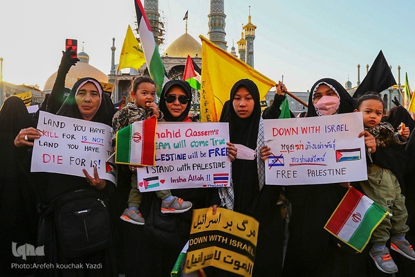 اجتماع مردمی قم در حرم حضرت معصومه