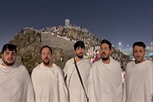 Paduan Suara Anggota Kelompok Tawasyih Noor pada Malam Arafah di atas Jabal al-Rahmah