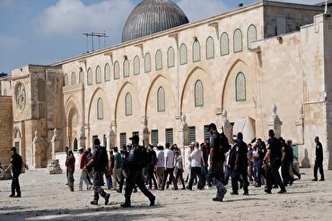 Pumasok ang mga Taong Dayuhan sa Al-Aqsa sa Ilalim...