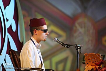 A recitação do recitador cego argelino  na oração Tarawih + filme