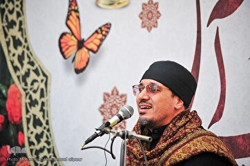 Recitação de Hamid Shakranjad das suratas "Hojorat" e "Q" + som