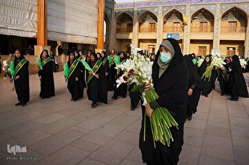 Santuário sagrado de Mashhad na véspera do aniversário do nascimento do Imam Reza