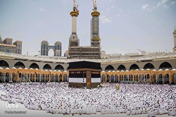 Os peregrinos realizam rituais a Caaba