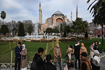 Turistas que visitam a Mesquita Hagia Sophia em Türkiye