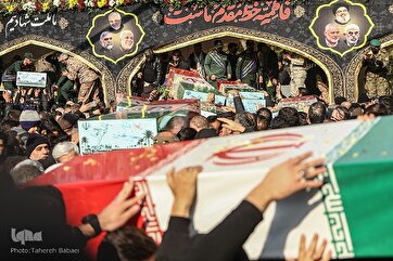 Iranianos se Despedem de Mártires Não Identificados