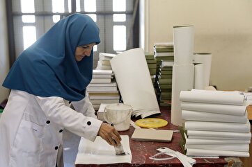 Restauração de livros históricos no Santuário Imam Reza