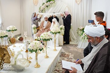 Casais se casam no Santuário Sagrado em Shiraz no aniversário do Imam Ali: Galeria de Fotos