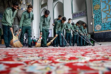 Jovens voluntários limpam a mesquita de Goharshad antes do Ramadã de 2024