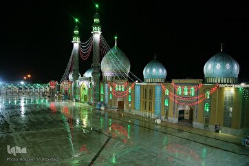 Iluminação da Mesquita Jamkaran na véspera do nascimento do Prometido (a.j)