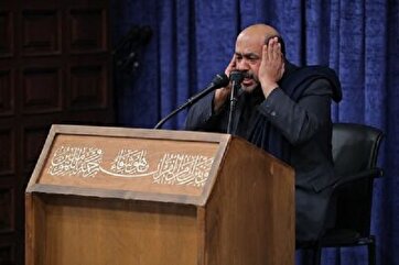 Recitador Karim Mansouri recita versos no Memorial dos ‘Mártires do Serviço’