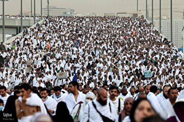 Peregrinos do Hajj vão para Mina a pé
