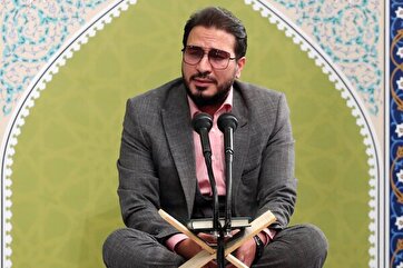 Shakernejad do Irã recita versículo da Surah Al-Ahzab do Alcorão
