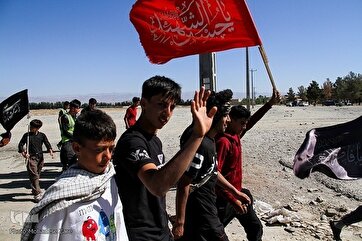 Peregrinos indo para Mashhad a pé antes do aniversário do martírio do Imam Reza