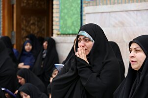 حرم امام رضا(ع) کے زائرین آیت‌الله رئیسی کی شہادت کی خبر سنکر صدمے میں