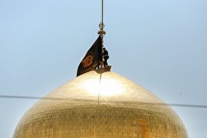 حرم امام ضا(ع) میں پرچم کی تبدیلی کی تقریب